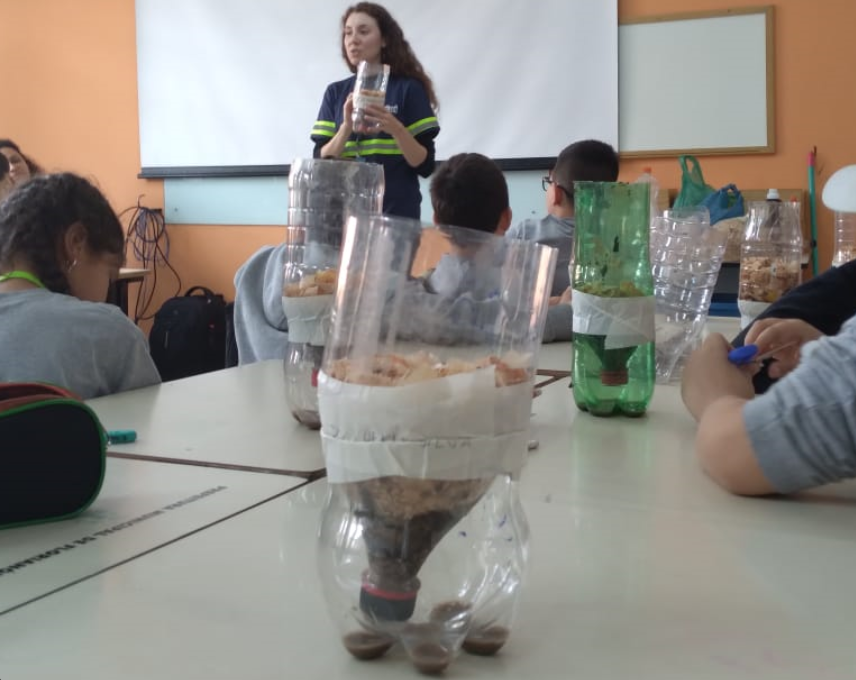 Com equipe do programa socioambiental das obras do Sistema de Esgotamento Sanitário Monte Verde-Saco Grande, a CASAN promoveu esta semana duas  oficinas de compostagem na Escola Básica Municipal José do Valle Pereira, no bairro João Paulo, em Florianópolis.