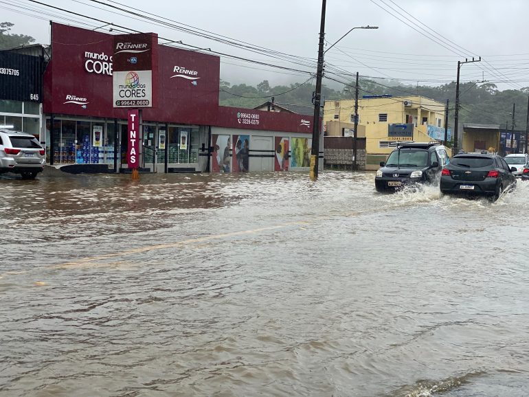 Chuva nesta quarta-feira causa alagamentos na SC-405, em Florianópolis