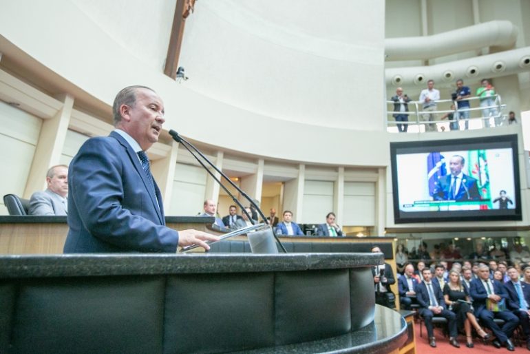 Jorginho Mello abre trabalhos legislativos de 2025 na Alesc, com leitura da mensagem anual do governo