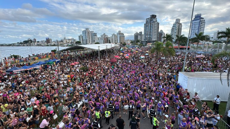 Mais de 30 mil pessoas festejam pré-Carnaval 2025 em Florianópolis