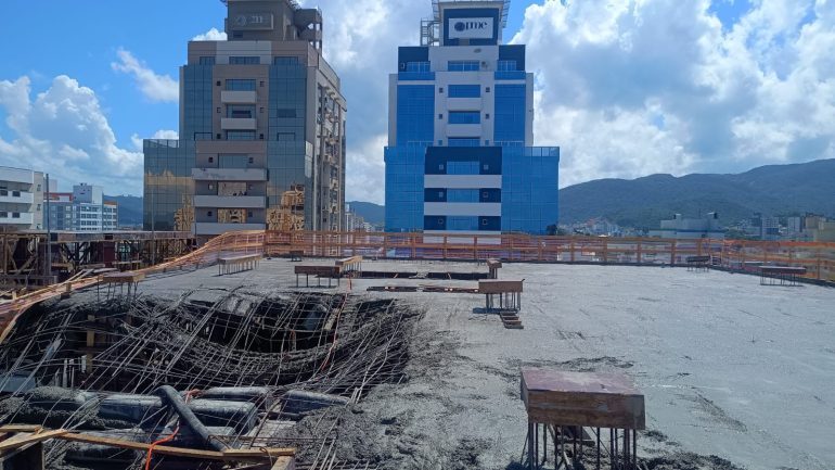 Queda de laje em prédio em construção deixa quatro vítimas na Grande Florianópolis