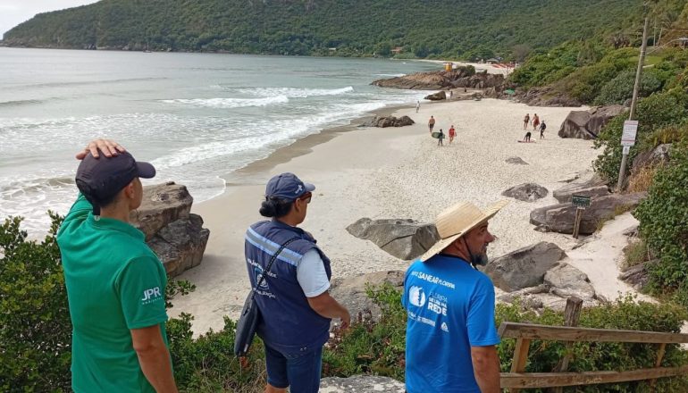 Restaurante é interditado por despejo de esgoto a céu aberto na Praia do Matadeiro