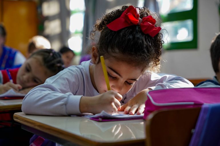 Alunos dos anos iniciais do ensino fundamental têm acesso a aulas de inglês em SC