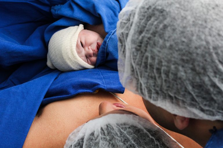 Após morte de bebê em parto natural, deputados catarinenses defendem opção pela cesárea
