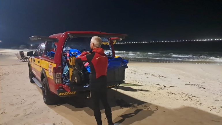 Bombeiros realizam buscas por homem desaparecido após afogamento na Praia de Cima, em Palhoça