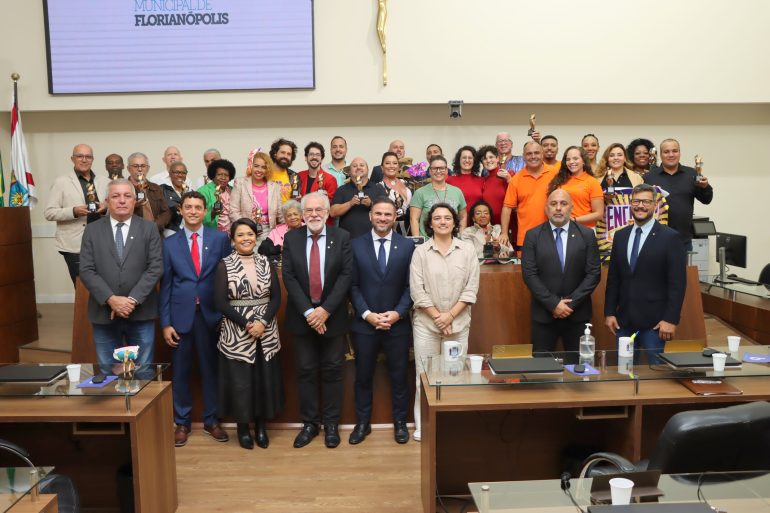 Camara-de-Florianopolis-homenageia-destaques-do-Carnaval-com-trofeus-tradicionais