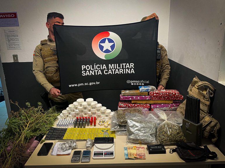 Casa usada para tráfico é descoberta no Sambaqui com mais de 20 kg de drogas e armas