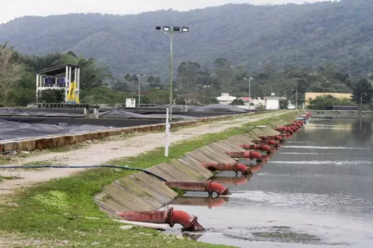 Com-metade-da-cidade-sem-esgoto-Sao-Jose-vive-impasse-com-a-Casan.