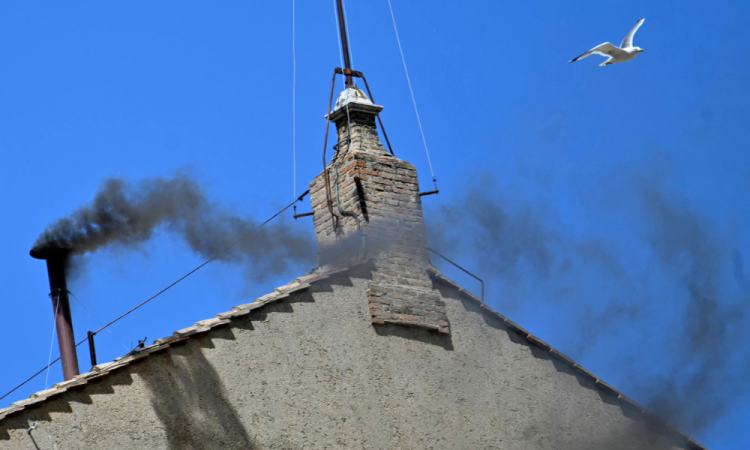 Eleição do novo papa não avança e fumaça preta é vista no segundo dia de conclave