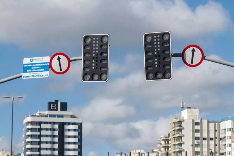 Furto de fios desliga semáforos na Beira-Mar Norte e expõe desordem urbana em Florianópolis
