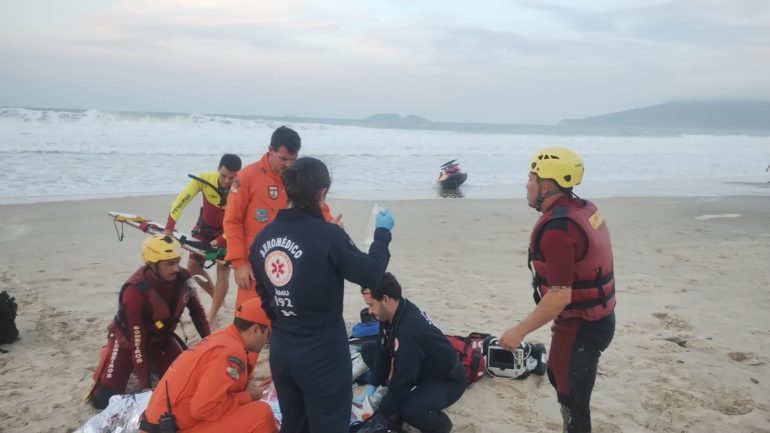 Homem-e-resgatado-do-mar-após-sofrer-queda-em-trilha-de-Florianópolis