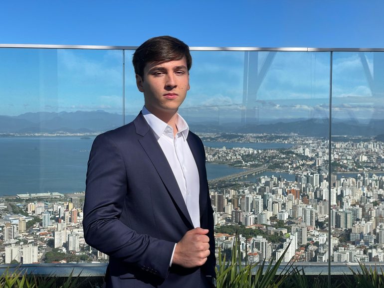 Ingo Câmara toma posse como vereador mais jovem da história na Câmara Municipal de Florianópolis