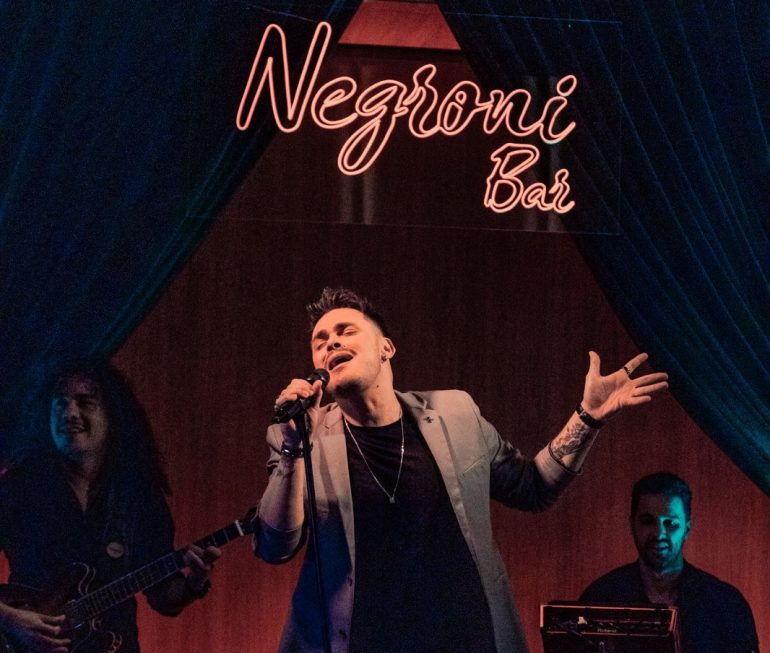 Negroni Bar apresenta: especial Dia dos Namorados com Cadu Duarte cantando Roberto Carlos