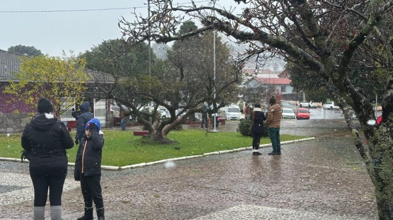 Neve-transforma-serra-catarinense-em-tapete-branco-e-deixa-turistas-encantados