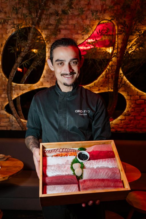 A partir desta terça-feira (6), o Okko Sushi, localizado no coração de Florianópolis, estreia uma nova e sofisticada proposta para os amantes da culinária japonesa. Batizada de Omakase Experience, a novidade acontece exclusivamente às terças e quartas-feiras, e promete transformar cada jantar em uma verdadeira viagem sensorial guiada pelas mãos do talentoso chef Eliel.
