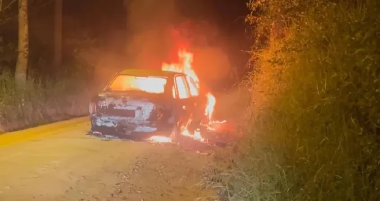 Quatro-jovens-sao-encontrados-carbonizados-em-carro-em-Sao-Joao-Batista.