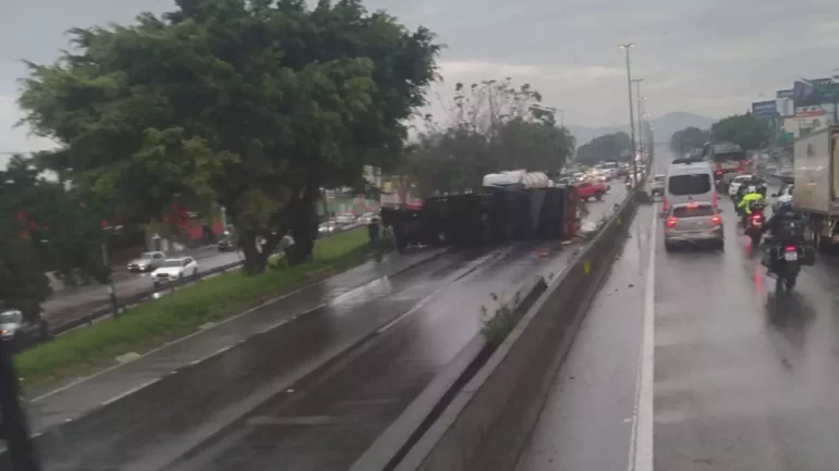 caminhao-tomba-e-interdita-br-101-em-balneario-camboriu-filas-chegam-a-12-km