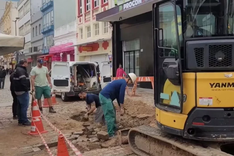 centro-de-florianopolis-registra-alagamento-apos-rompimento-de-adutora-da-casan