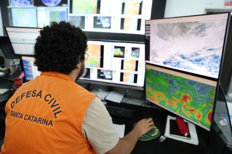 defesa-civil-alerta-para-mar-agitado-e-risco-de-ressaca-em-florianopolis-ate-sexta-feira