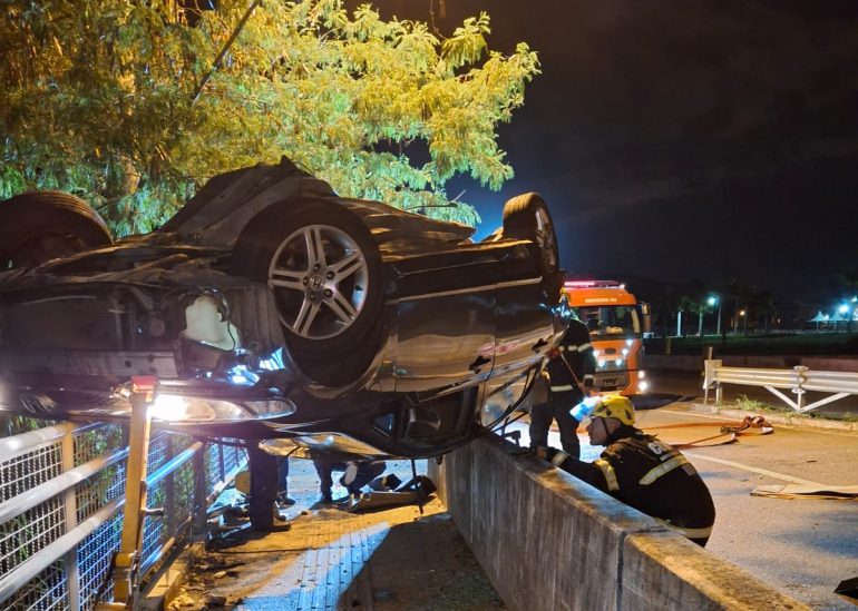 Capotamento na SC-401 em Florianópolis deixa uma vítima fatal na madrugada desta terça-feira
