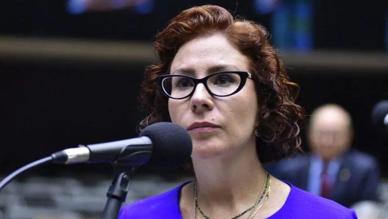 Carla Zambelli tem prisão decretada por Moraes e entra na lista da Interpol