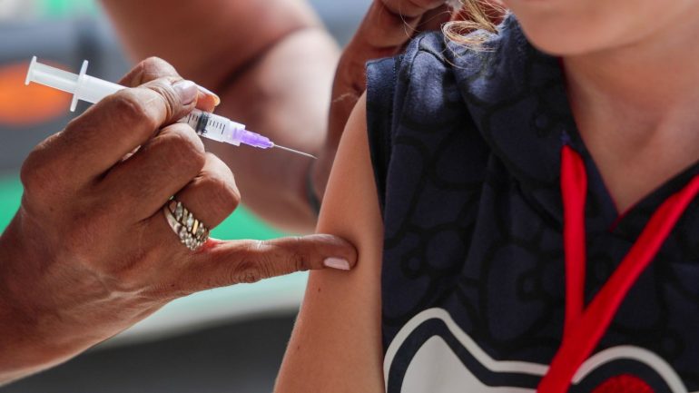Com avanço da gripe e baixa cobertura vacinal, saúde reforça importância da imunização em SC