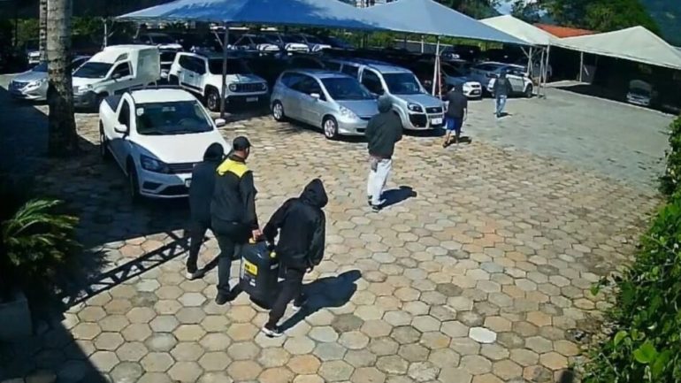 Polícia prende 10 suspeitos de roubo milionário em revenda de veículos em Jaraguá do Sul