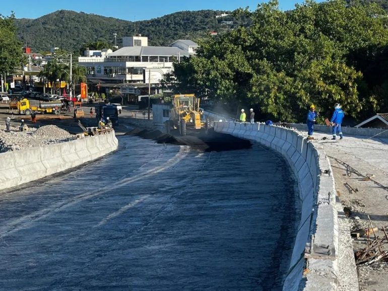Florianópolis inicia asfaltamento da nova ponte da Lagoa da Conceição, etapa final antes da abertura parcial prevista para julho