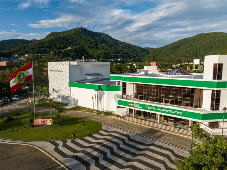 Governo de Santa Catarina anuncia antecipação do 13º para o funcionalismo estadual
