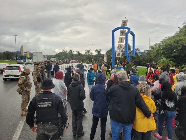 Indígenas protestam na ponte Pedro Ivo Campos em Florianópolis nesta segunda-feira