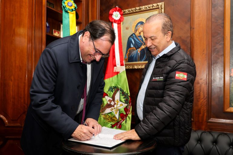 Jorginho Mello reassume o Governo de Santa Catarina após 11 dias de missão internacional