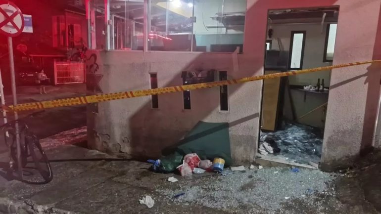 Jovem é atingido por placas de vidro de 500 kg em loja de SC e escapa sem ferimentos graves