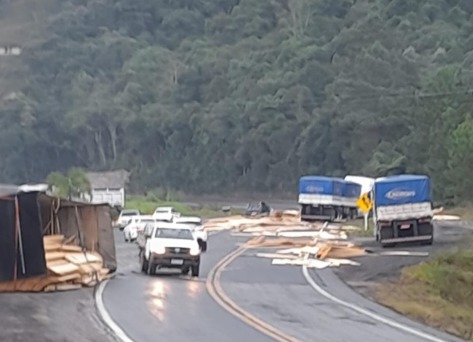 Motoristas devem redobrar atenção na BR-282 entre Bom Retiro e Alfredo Wagner após tombamento de caminhão