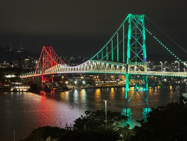 Ponte Hercílio Luz ganha cores da Itália em homenagem aos 150 anos da imigração italiana em SC