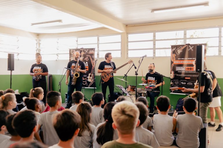 Projeto Escola Sonora transforma escolas públicas de Florianópolis com música, inclusão e cidadania