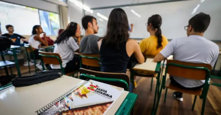 Santa Catarina tem a segunda menor taxa de analfabetismo do Brasil em 2024, aponta IBGE