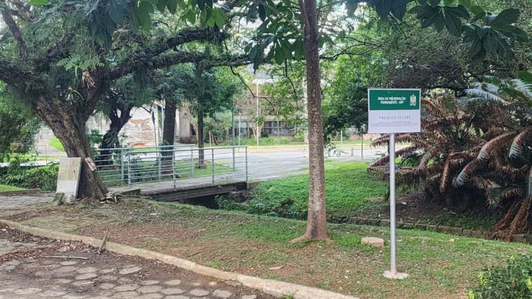 atividade-de-lavagem-de-carros-em-area-protegida-expoe-falhas-na-fiscalizacao-da-ufsc