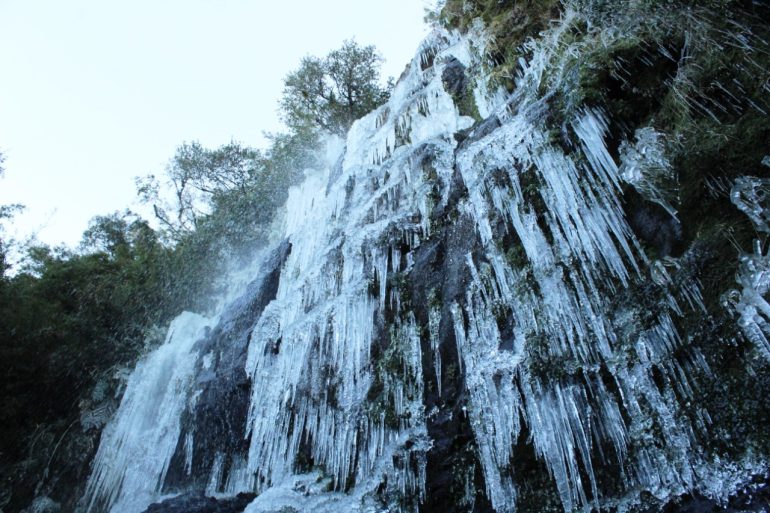 cascata-congelada-em-urupema-surpreende-turistas-e-cientistas-no-sul-do-brasil1