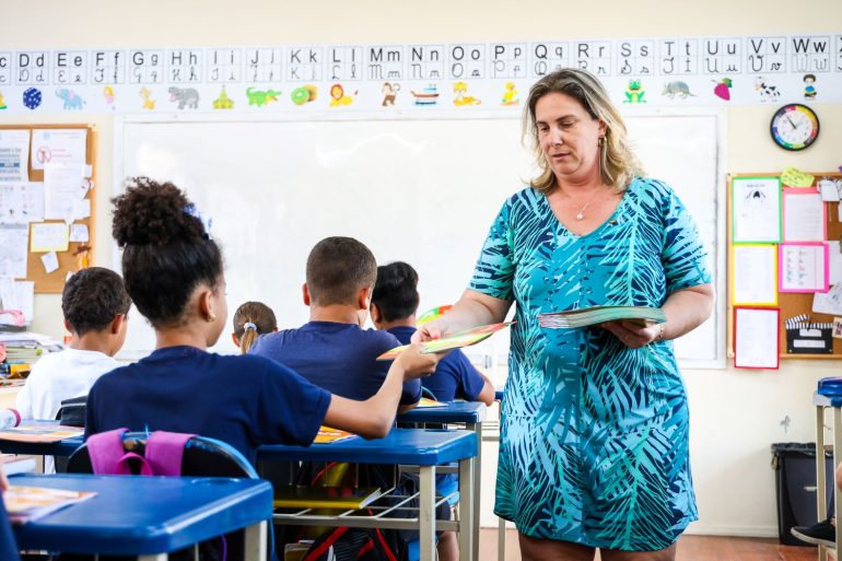 governo-de-sc-anuncia-reajuste-de-11-para-professores-e-bonus-anual-de-r-3-mil