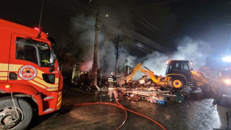 incendio-consome-quatro-casas-e-mobiliza-bombeiros-de-duas-cidades-em-lages