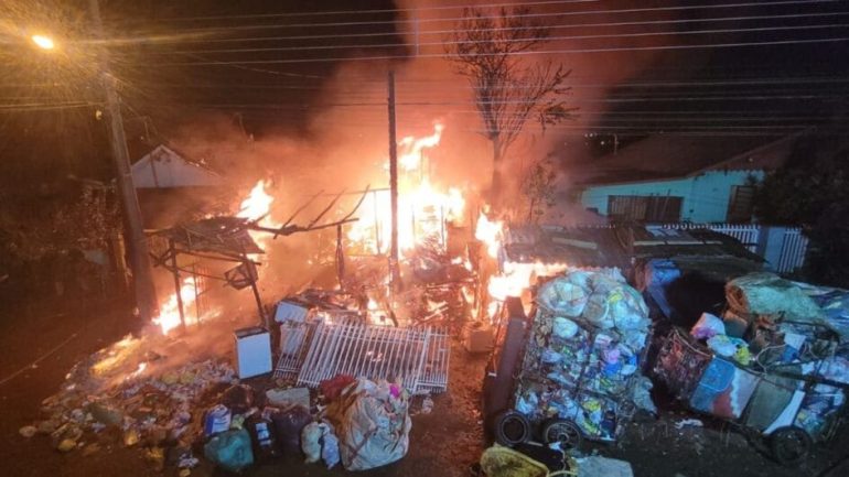 incendio-consome-quatro-casas-e-mobiliza-bombeiros-de-duas-cidades-em-lages