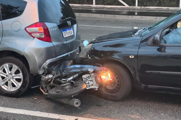 motociclista-fica-ferida-apos-ser-prensada-entre-dois-carros-em-florianopolis