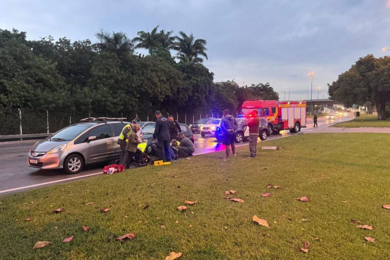 motociclista-fica-ferida-apos-ser-prensada-entre-dois-carros-em-florianopolis1