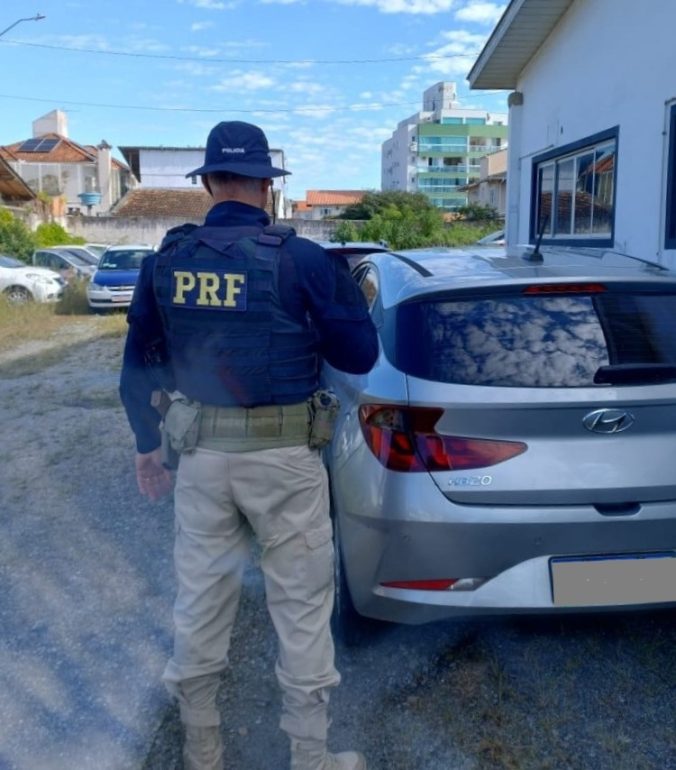 operacao-da-prf-em-palhoca-recupera-hb20-roubado-em-sao-paulo-e-com-placas-clonadas
