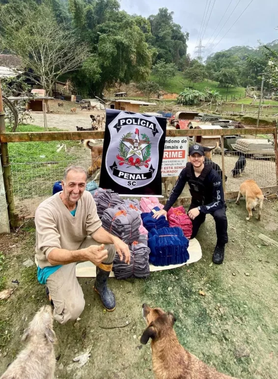 policia-penal-de-sc-com-projeto-aquecappet-presos-confeccionam-mantas-para-ongs-de-animais