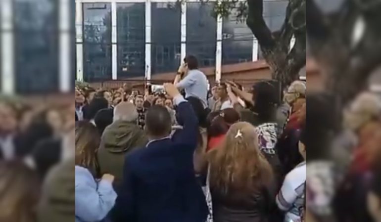 pre-candidato-a-presidencia-da-colombia-e-baleado-durante-comicio-em-bogota