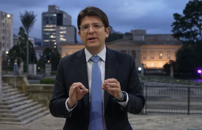 pre-candidato-a-presidencia-da-colombia-e-baleado-durante-comicio-em-bogota