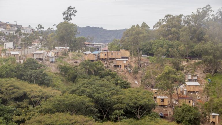programa-lar-legal-entrega-titulos-de-propriedade-a-moradores-de-comunidade-em-florianopolis