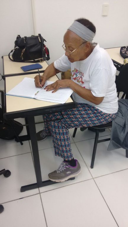 viuva-mae-de-11-filhos-e-ex-cozinheira-de-fazenda-aos-90-dona-adelia-realiza-sonho-de-ser-autora