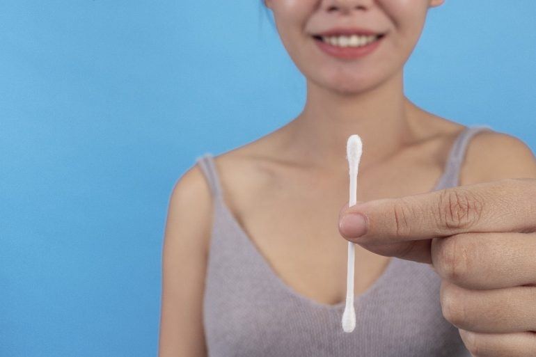 Alerta importante: uso incorreto de cotonetes pode lesionar ouvido e até causar perda auditiva